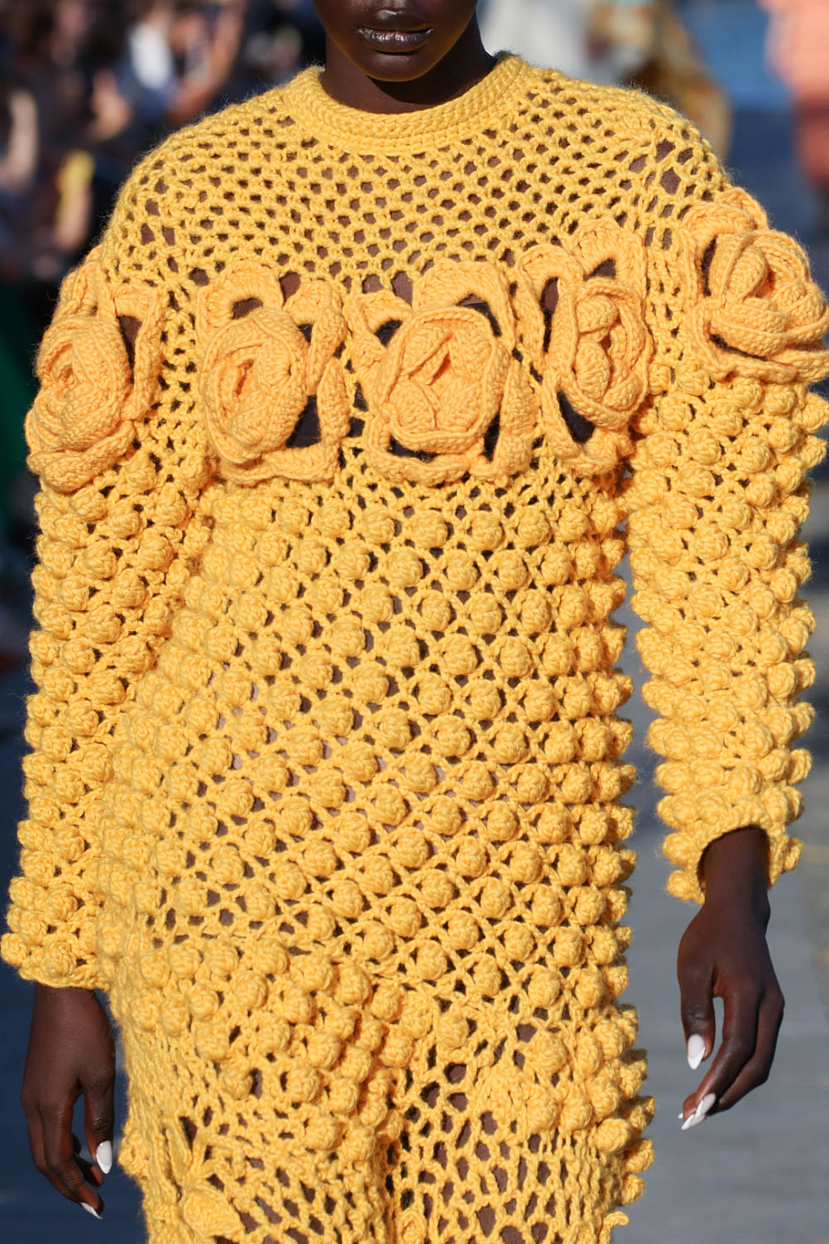 Платье ручной вязки из объемной шерстяной пряжи AKHMADULLINA